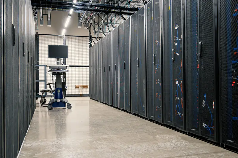 データセンターに並ぶサーバーラック。計算基盤のイメージ。